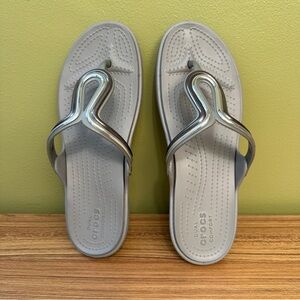 Crocs Sanrah Metal Block Flat Flip Flop Women’s Size 11 Silver Sandals
